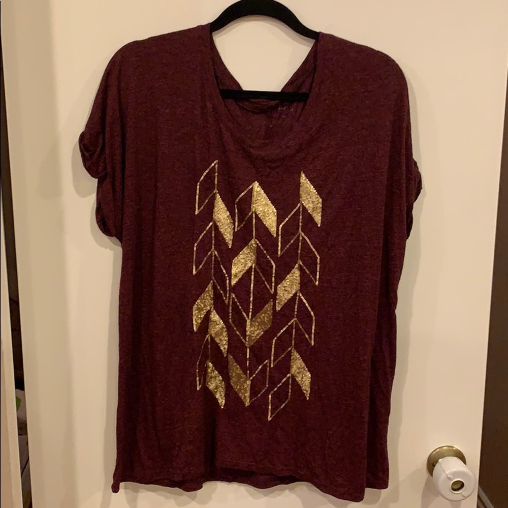 Maroon arrow tee